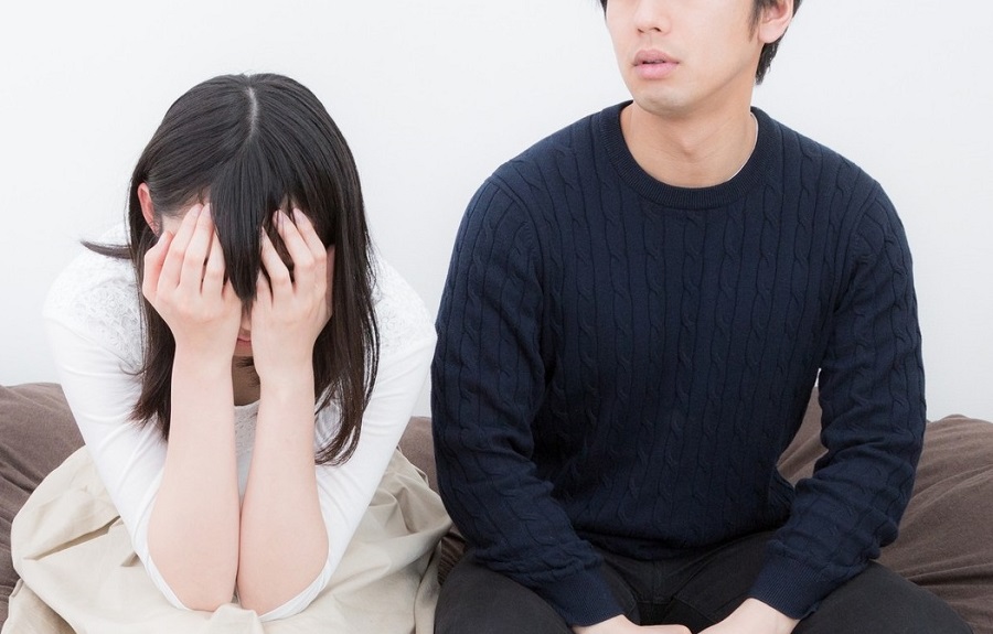 男性のバツイチのカミングアウトでショックを受ける女性